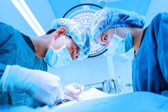 Realización dunha ligamentotomía - cirurxía de ampliación do pene