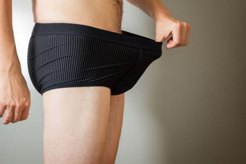 Un home mira para abaixo os pantalóns e quere agrandar o seu pene con limonada