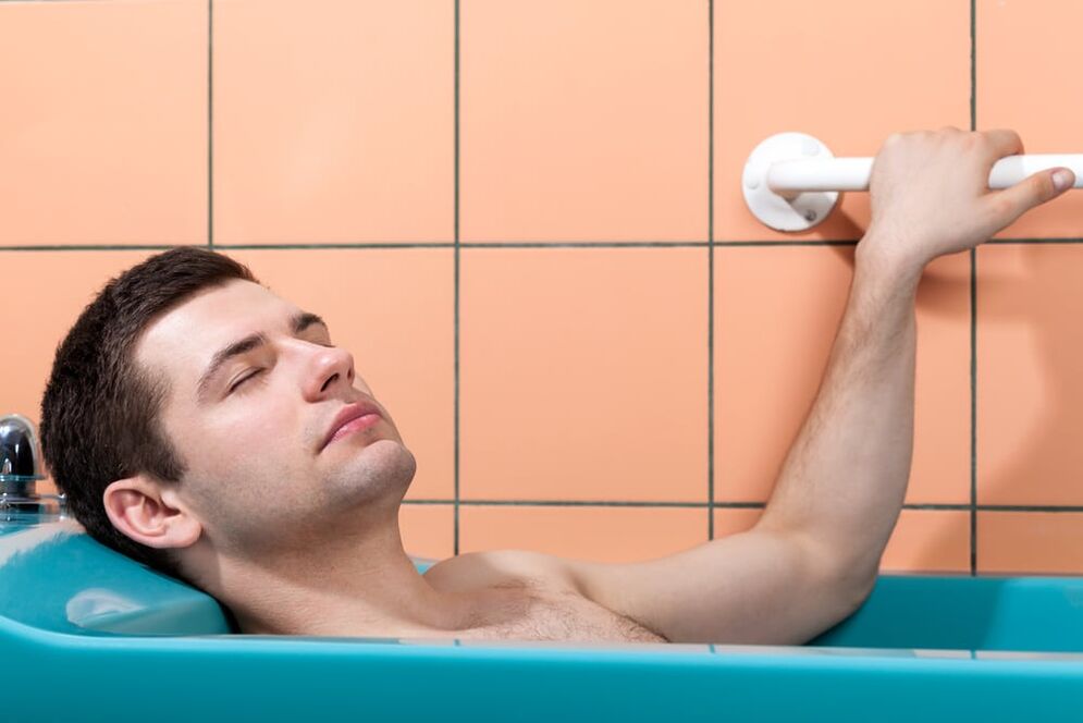 Un home toma un baño con bicarbonato de sodio para agrandar o seu pene