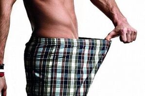 Un home mira o seu pene e quere amplialo